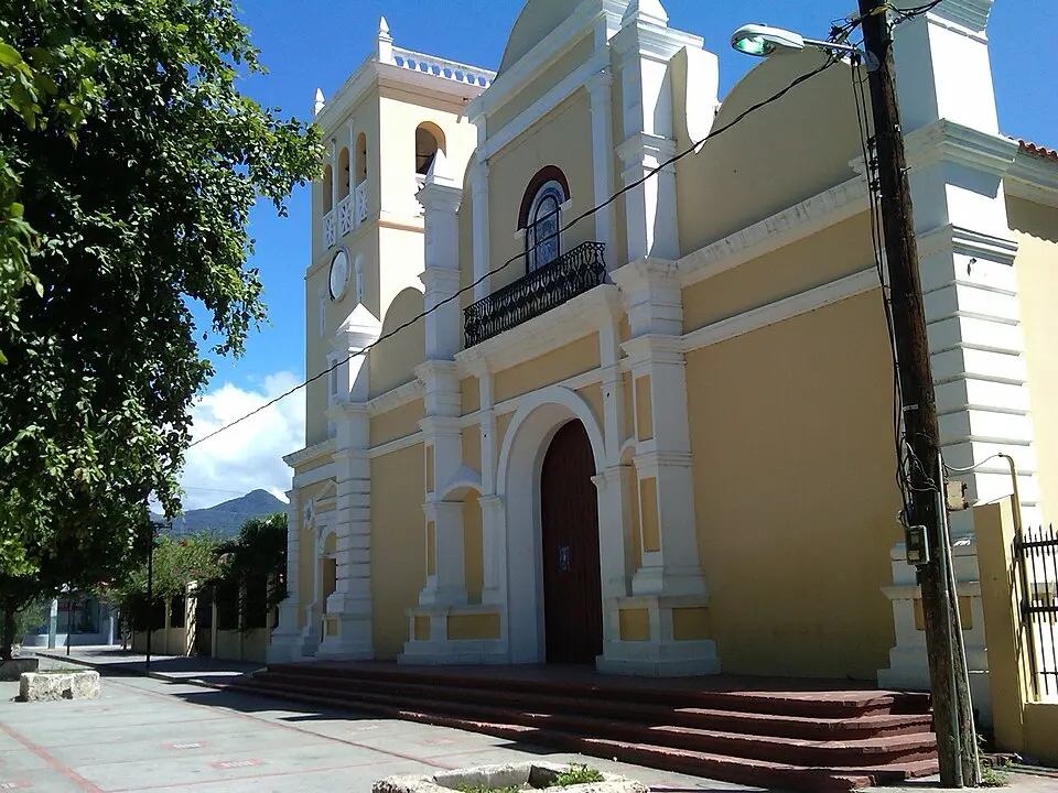Azua: Historia, Sol y las Aguas Tranquilas de la Bahía de Ocoa